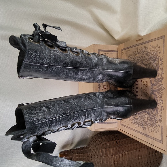 Chocolat Blu Carson boots lace up eyelets shoes heels 8.5 - Picture 3 of 4